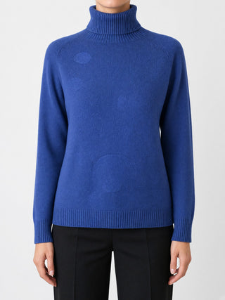 Maglia Paola Burani Collo Alto a Pois in Rilievo Blu indossata, davanti