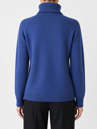 Maglia Paola Burani Collo Alto a Pois in Rilievo Blu indossata, dietro