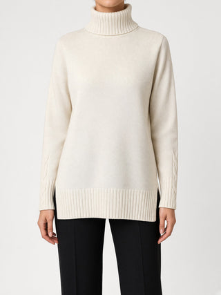Maglia Paola Burani Collo Alto Polsi a Treccia Avena indossata, davanti